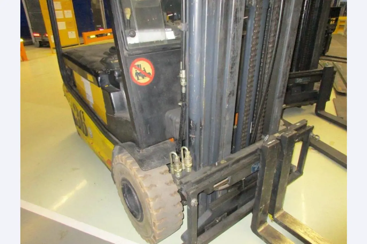 Nowe i używane części zamienne i maszyny (1 500 części łożyskowych: hydraulika, robotyka, pneumatyka i automatyka)-2